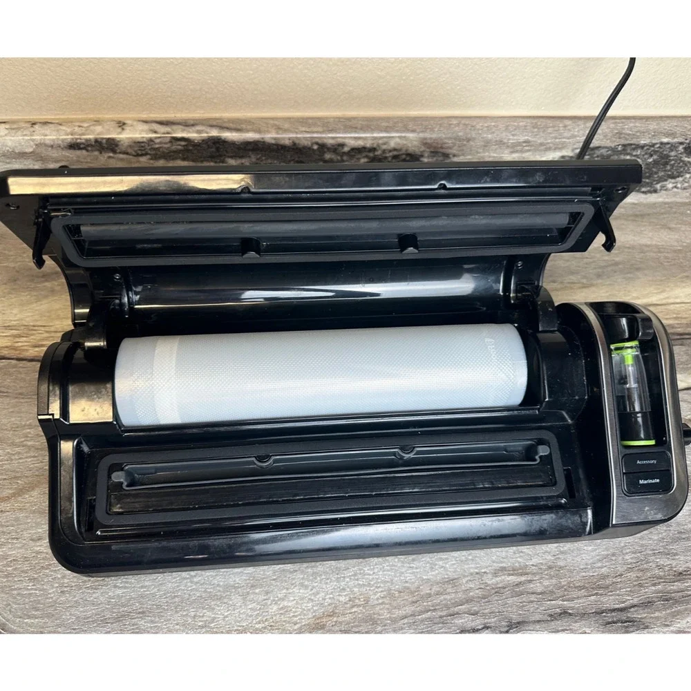 FoodSaver Vacuum Sealing System Black Silver FM3920 + Roll of Bag Material
